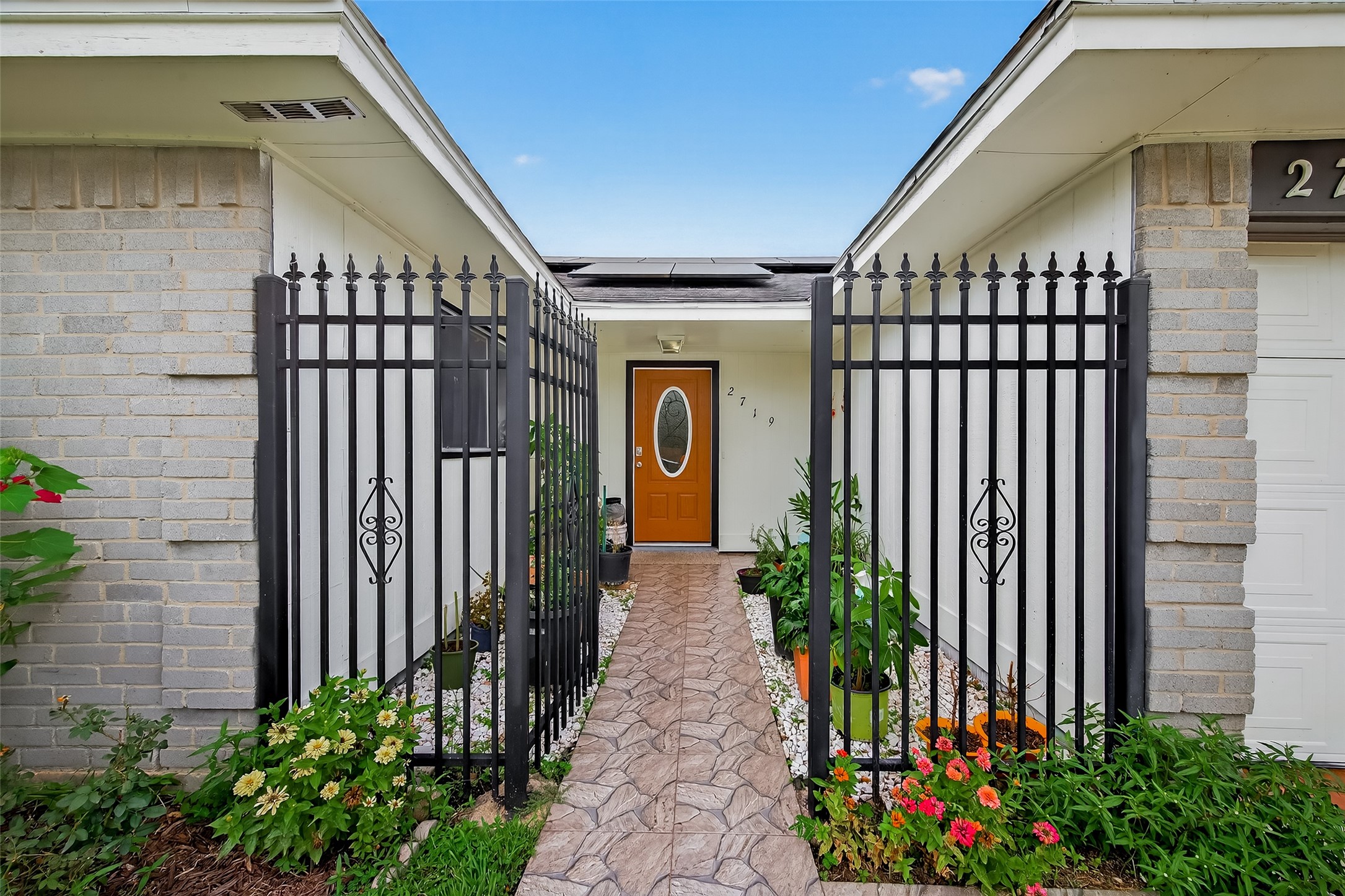 2719 Flintrock Circle Houston, TX 77067 - Photo 3 of 22 a porch with seating space