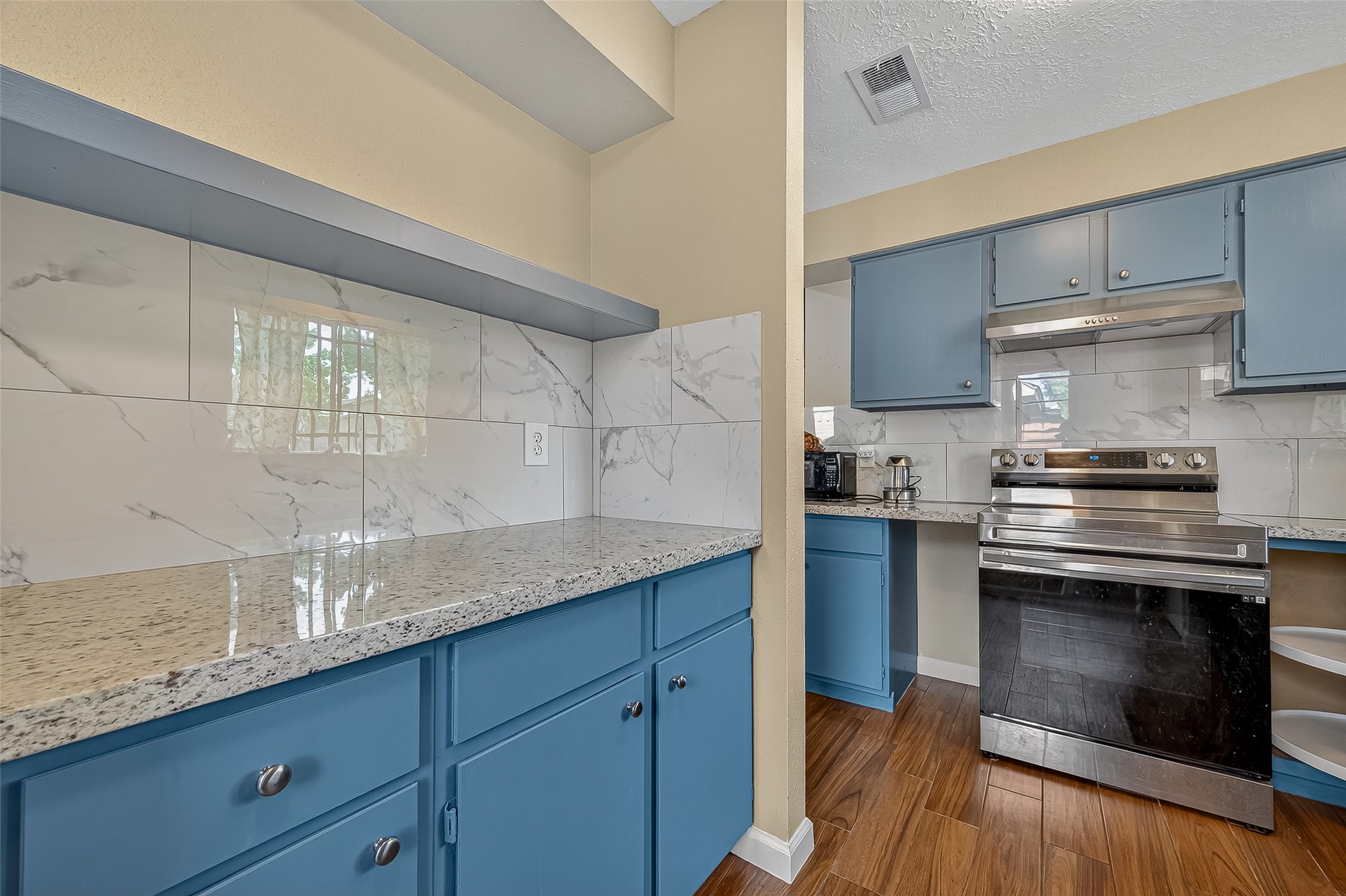 2719 Flintrock Circle Houston, TX 77067 - Photo 10 of 22 a kitchen with granite countertop a stove and a sink