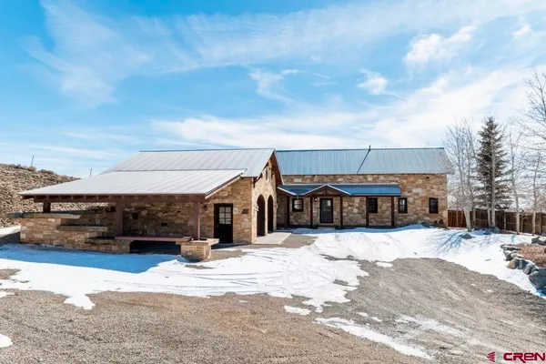 a view of houses with sky view