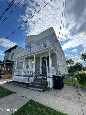 $1,800 | 2347 17th Street, Unit 2, Troy, NY 12180