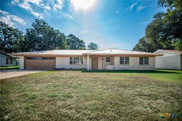 a view of a yard with a house