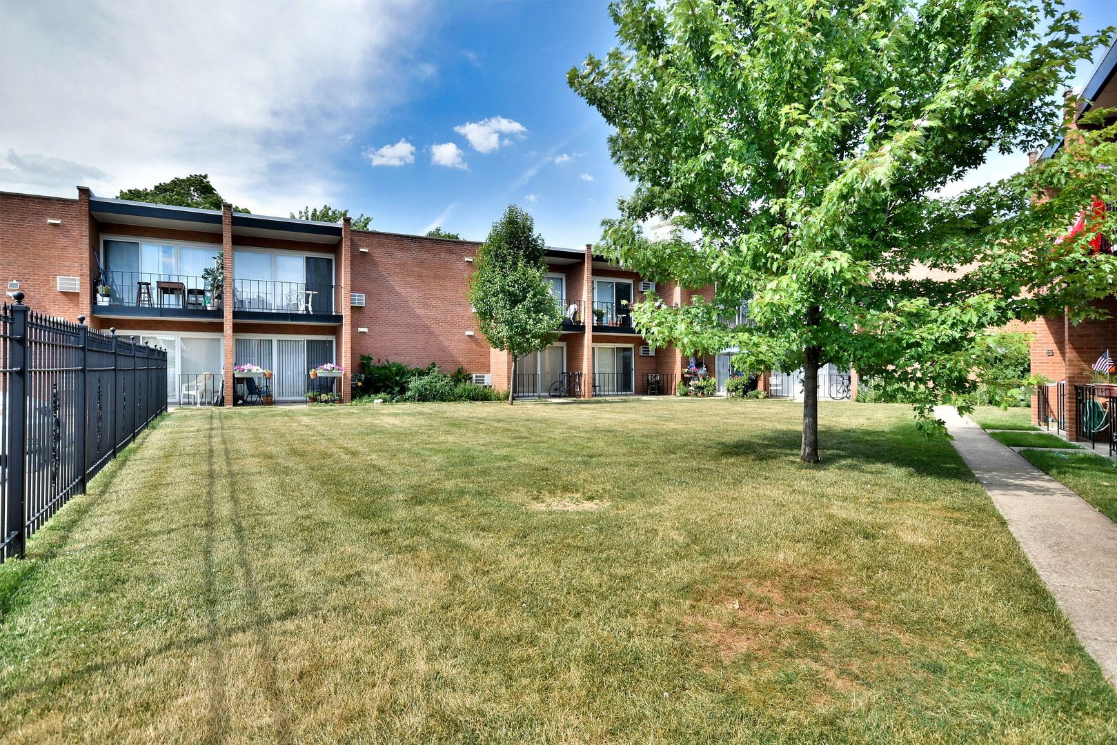 6152 West Rosedale Avenue, Unit 1 Chicago, IL 60646 - Photo 5 of 18 a house view with a garden space