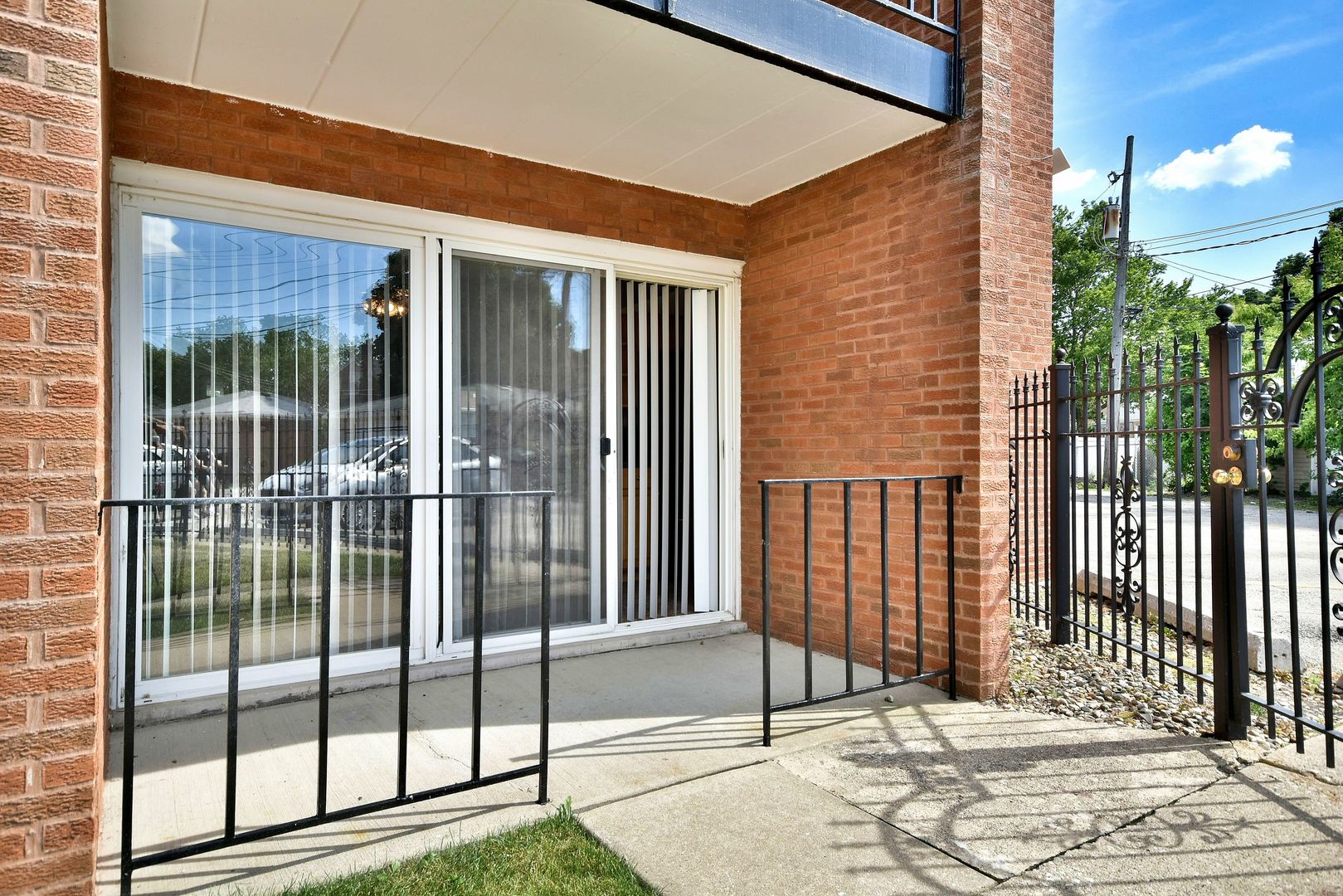 6152 West Rosedale Avenue, Unit 1 Chicago, IL 60646 - Photo 6 of 18 a balcony view with a backyard