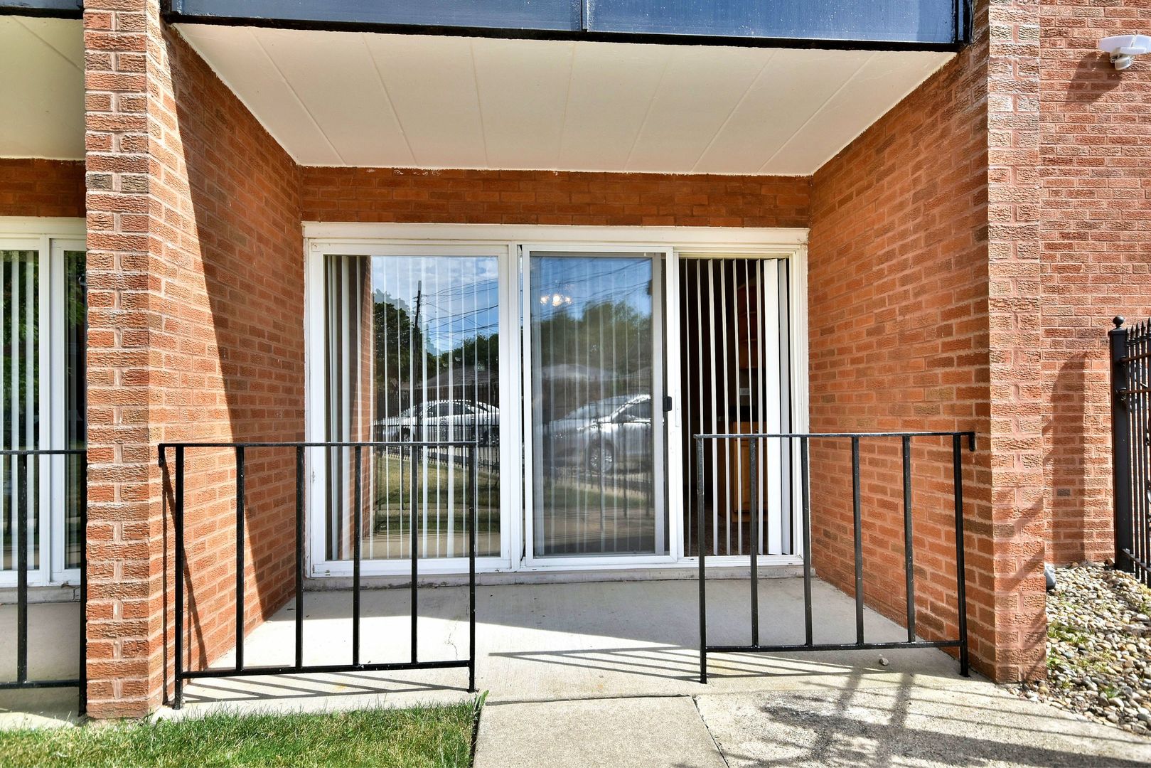 6152 West Rosedale Avenue, Unit 1 Chicago, IL 60646 - Photo 7 of 18 a view of entrance front of house
