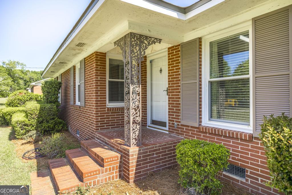 129 South 7th Street Cochran, GA 31014 - Photo 4 of 54 Step inside to a functional layout designed for daily living.