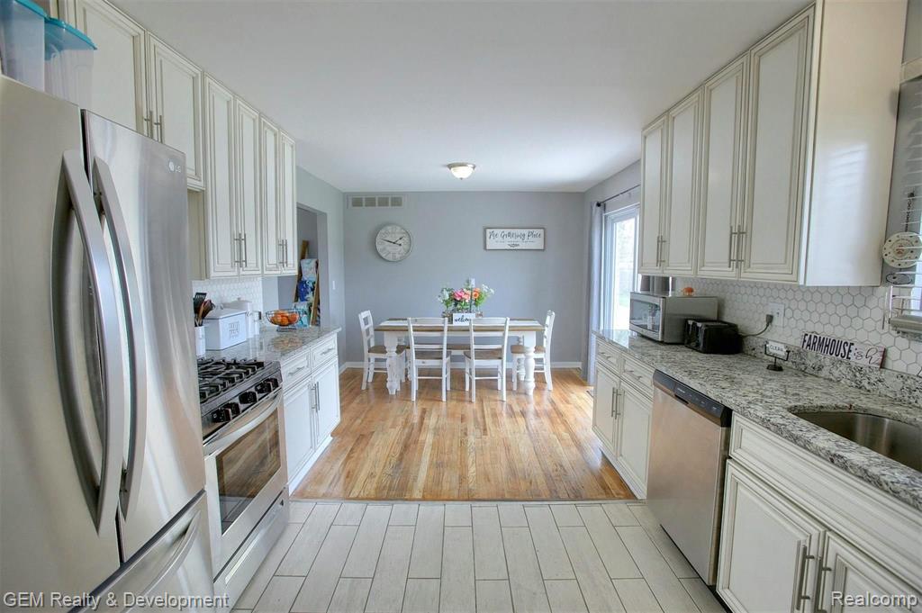 22434 Tuck Road Farmington Hills, MI 48336 - Photo 7 of 24
