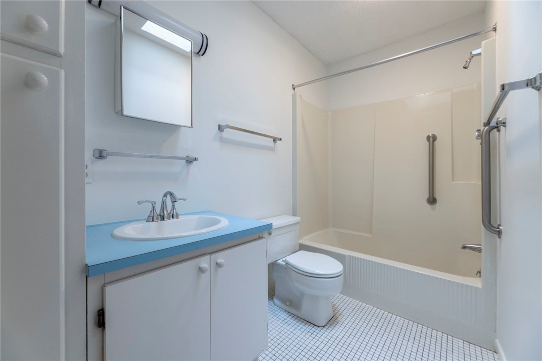 37 Pratt Street Providence, RI 02906 - Photo 28 of 50 Shared full bath