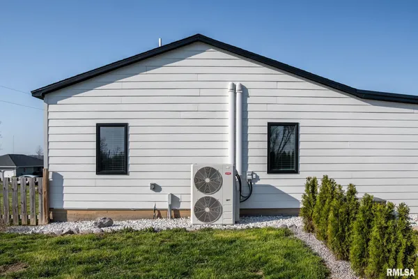 $525,000 | 1210 Dutchman Lake Road, Vienna, IL 62995