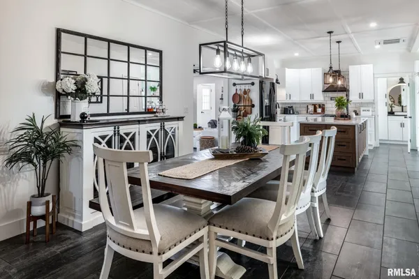 $525,000 | 1210 Dutchman Lake Road, Vienna, IL 62995