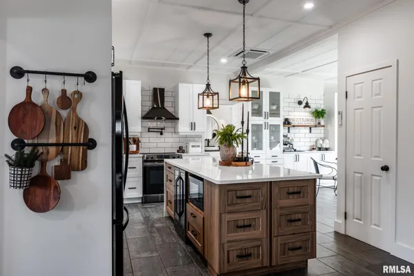 $525,000 | 1210 Dutchman Lake Road, Vienna, IL 62995