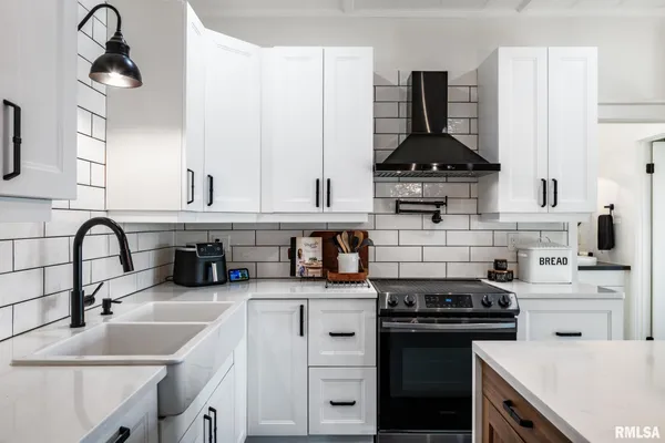 $525,000 | 1210 Dutchman Lake Road, Vienna, IL 62995