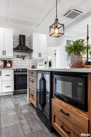 $525,000 | 1210 Dutchman Lake Road, Vienna, IL 62995