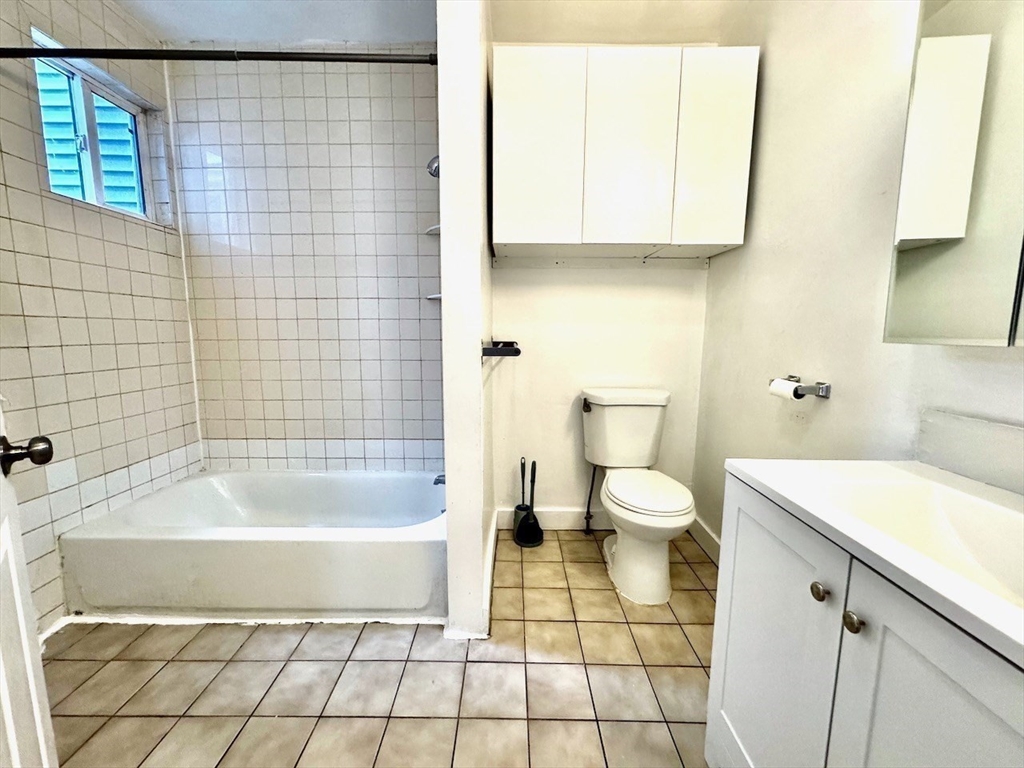 6 Calder Street, Unit 3 Boston, MA 02124 - Photo 14 of 23 a bathroom with a bathtub and a toilet