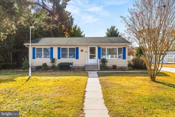 a view of a house with swimming pool and a yard