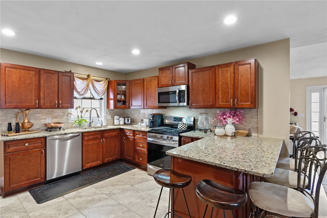 130 Boylston Drive Cranston, RI 02921 - Photo 12 of 49