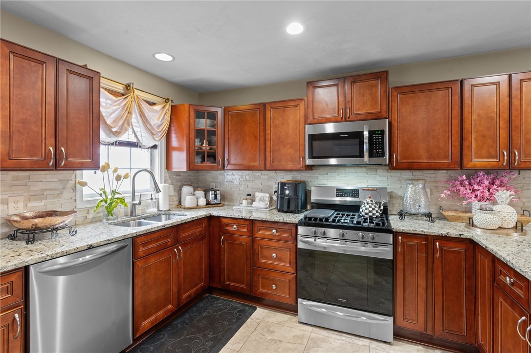 130 Boylston Drive Cranston, RI 02921 - Photo 15 of 49