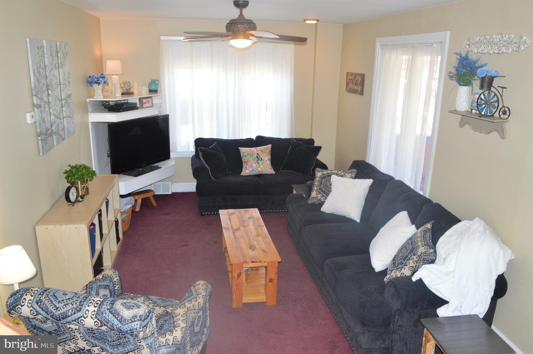 29 East Elbon Road Brookhaven, PA 19015 - Photo 2 of 35 Spacious living room