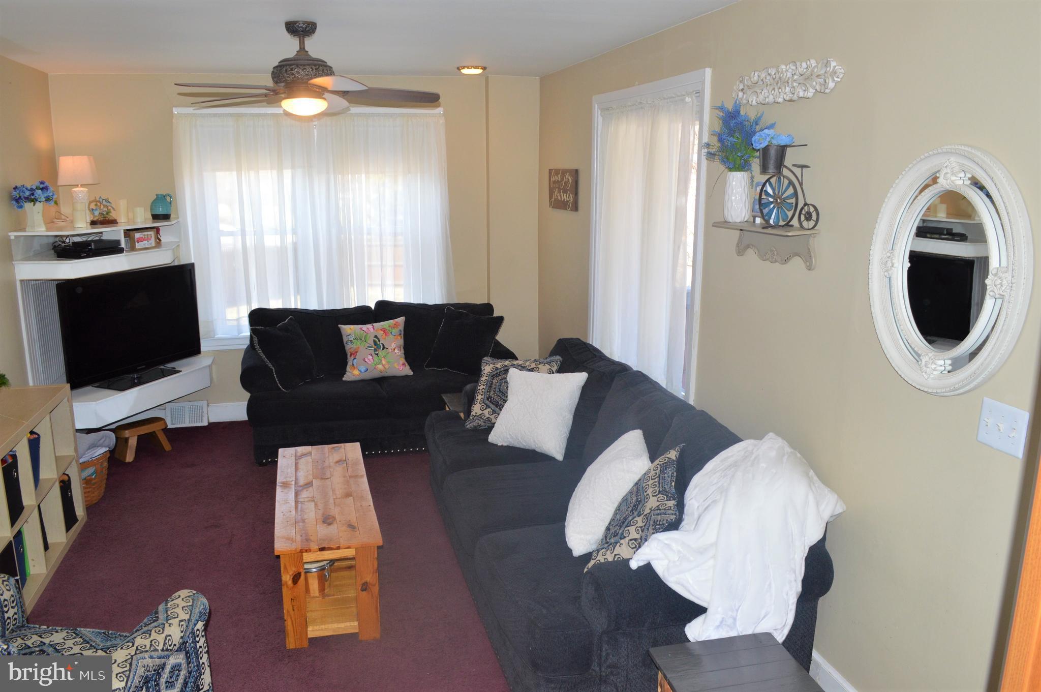 29 East Elbon Road Brookhaven, PA 19015 - Photo 11 of 35 Livning room