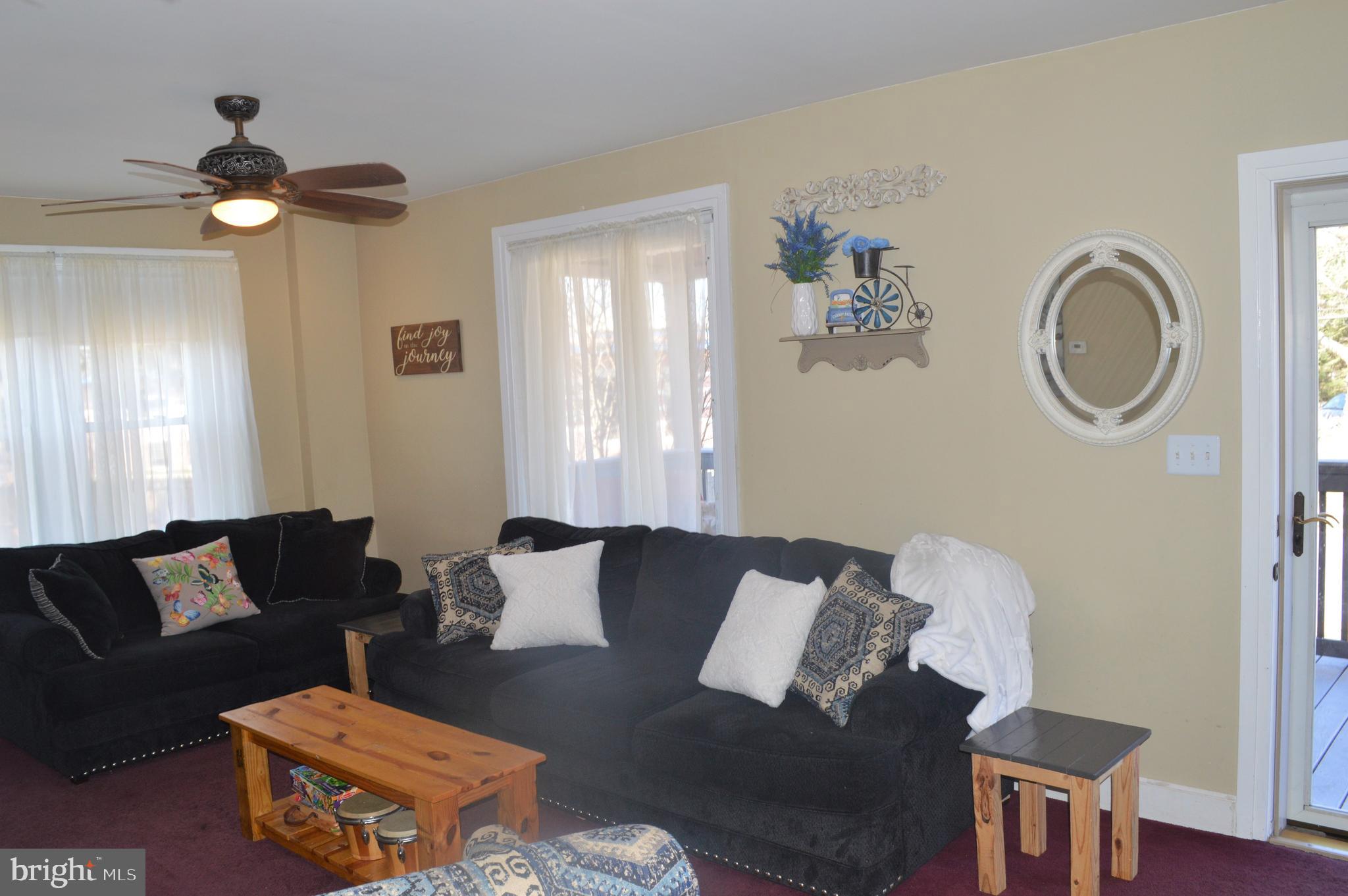 29 East Elbon Road Brookhaven, PA 19015 - Photo 9 of 35 Spacious living room
