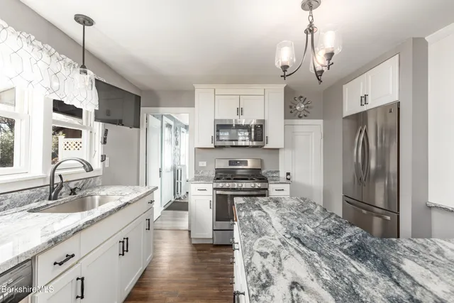 $459,900 | 396 Maple Street, Hinsdale, MA 01235