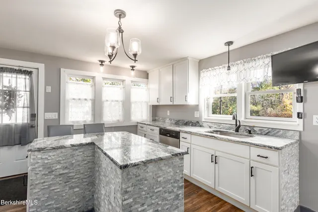 $459,900 | 396 Maple Street, Hinsdale, MA 01235