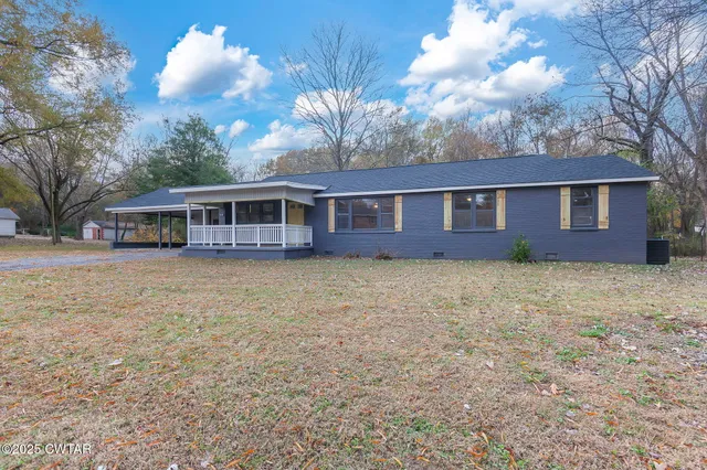 a view of house with a yard