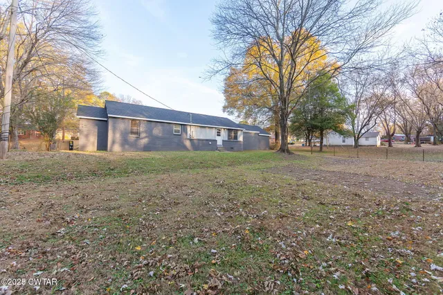 a view of a yard with a house