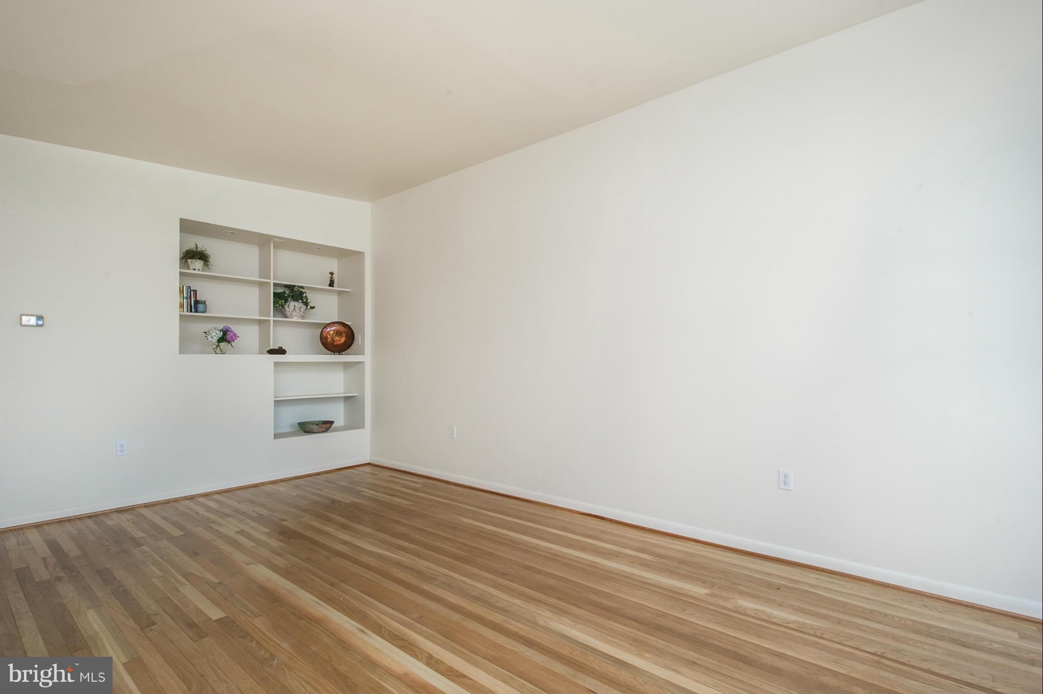 1300 Ablett Road Baltimore, MD 21239 - Photo 4 of 30 Living Room