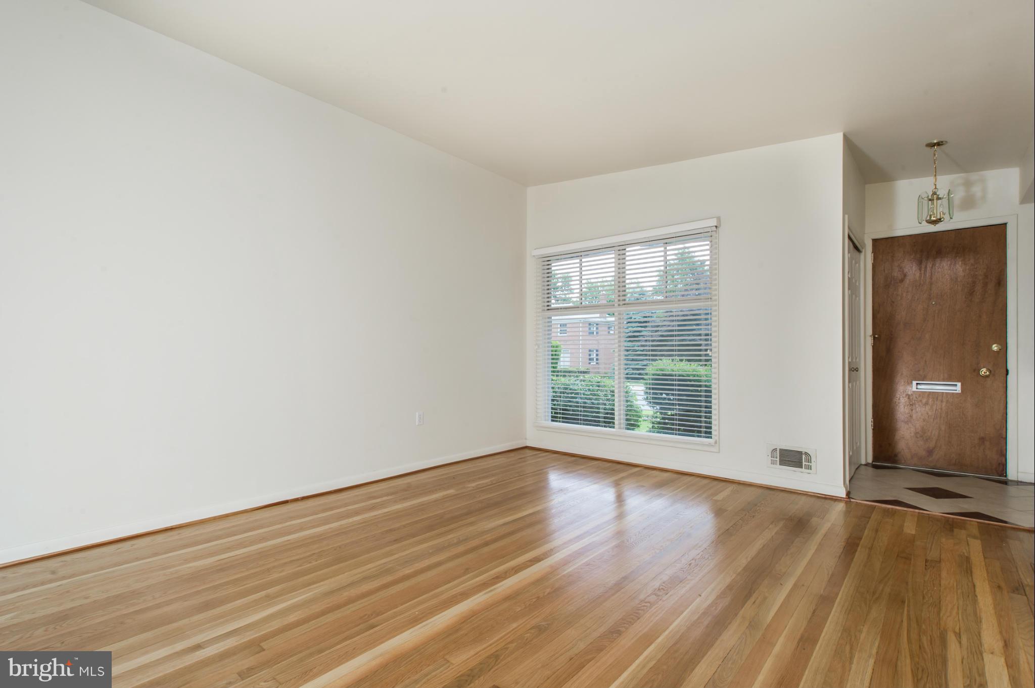 1300 Ablett Road Baltimore, MD 21239 - Photo 5 of 30 Living Room