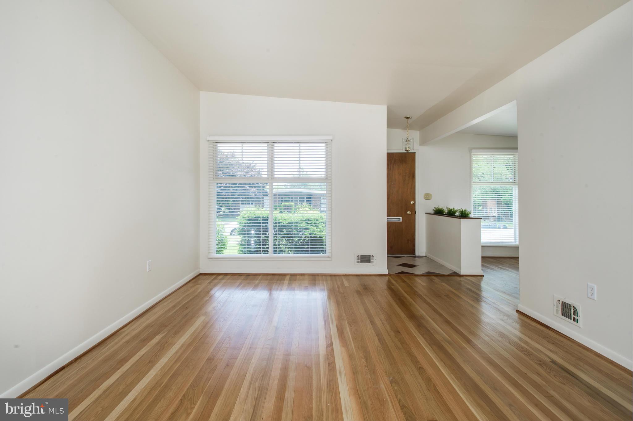 1300 Ablett Road Baltimore, MD 21239 - Photo 6 of 30 Living Room