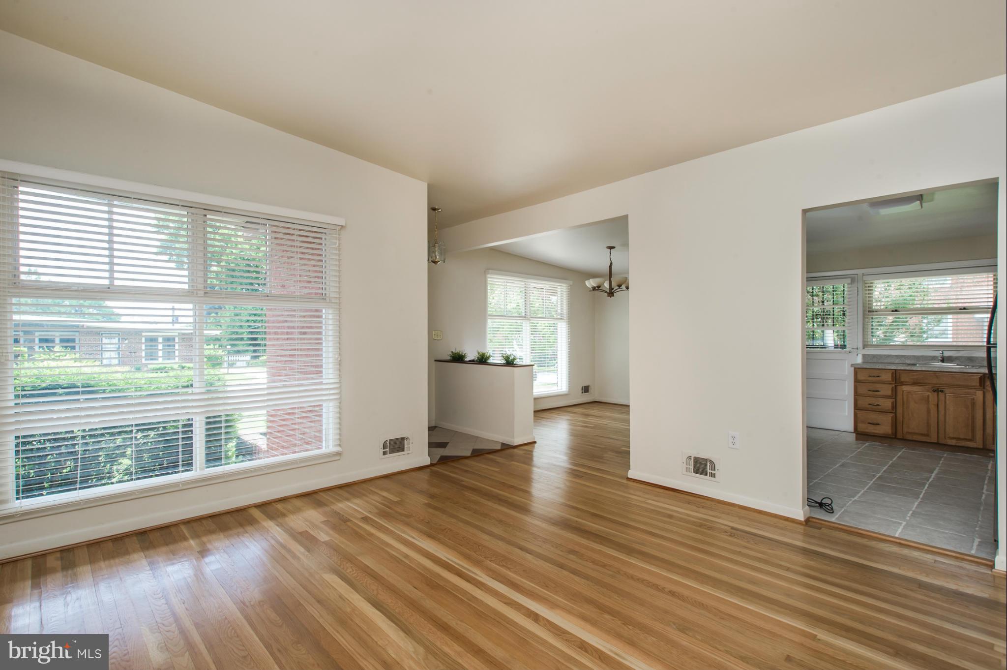 1300 Ablett Road Baltimore, MD 21239 - Photo 7 of 30 Living Room