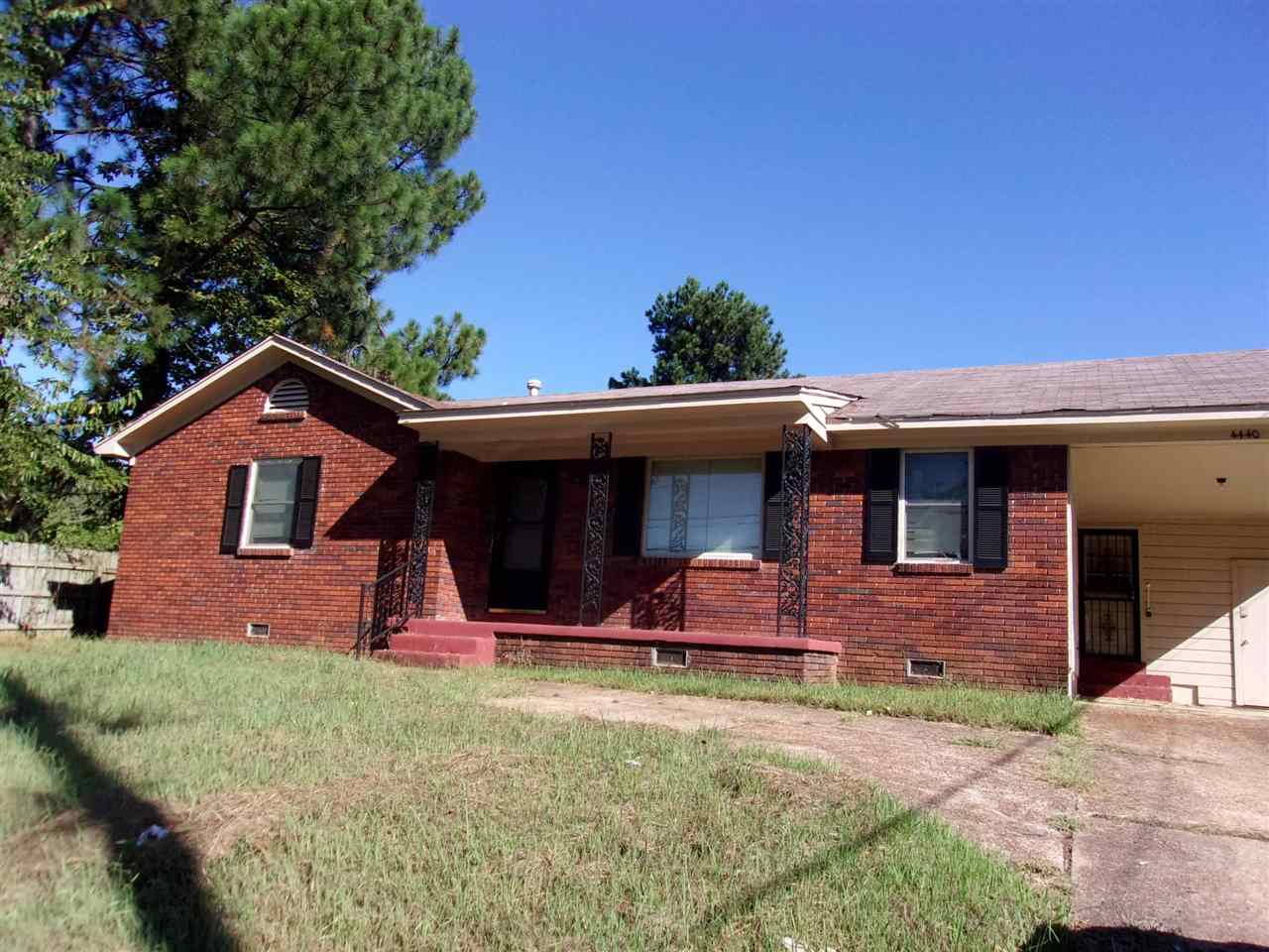 4440 Yale Road Memphis, TN 38128 - Photo 2 of 24 a front view of a house with garden