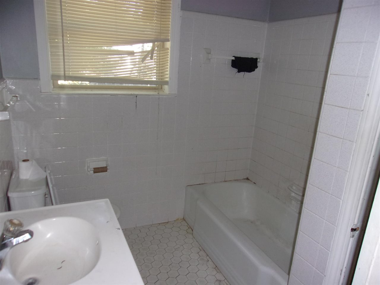 4440 Yale Road Memphis, TN 38128 - Photo 14 of 24 a bathroom with a sink and a bathtub