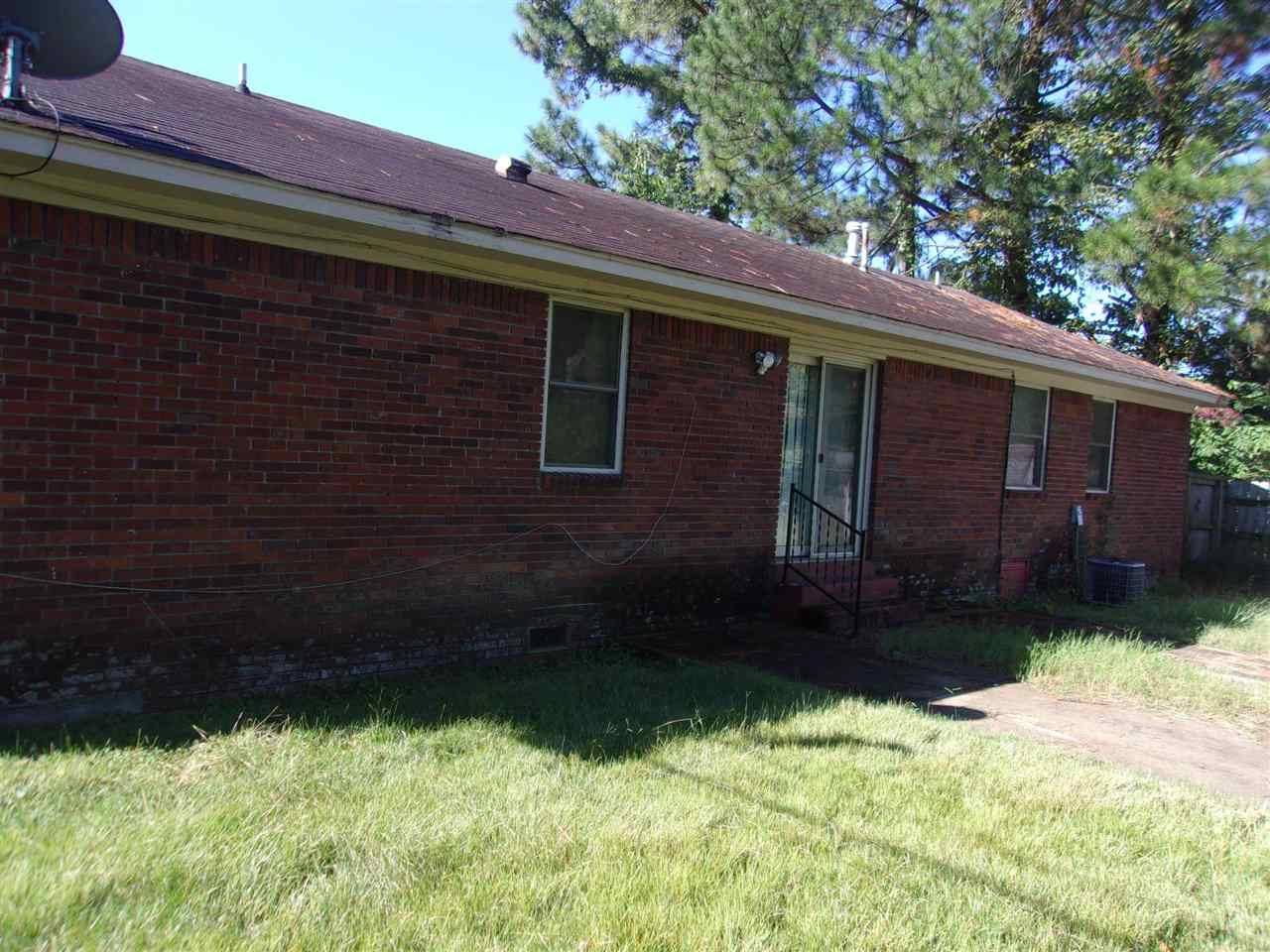 4440 Yale Road Memphis, TN 38128 - Photo 4 of 24 a backyard of a house with lots of green space