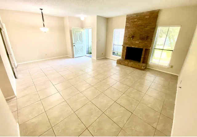 a view of livingroom with furniture