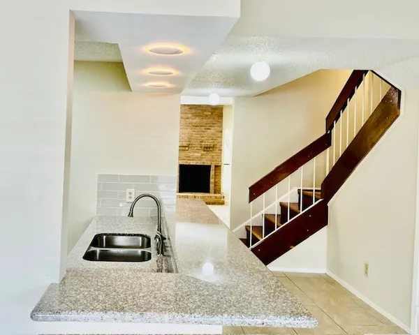 a view of entryway and kitchen