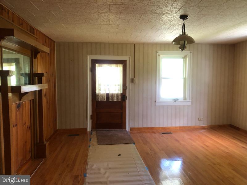 4582 Fort Valley Road Fort Valley, VA 22652 - Photo 15 of 37 Living room