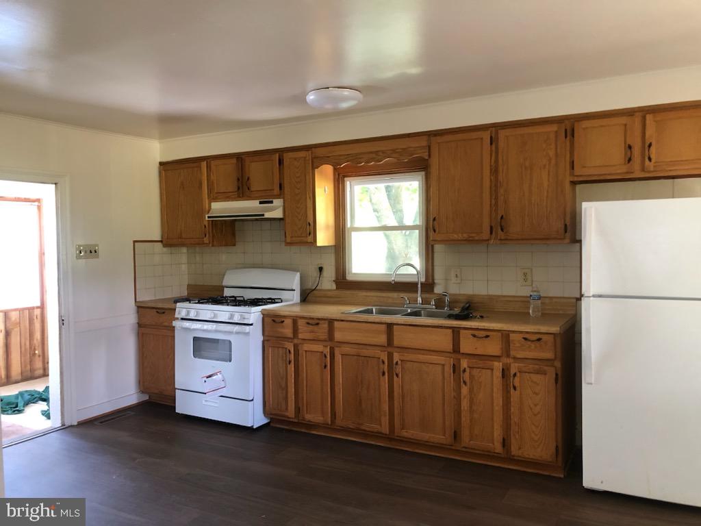 4582 Fort Valley Road Fort Valley, VA 22652 - Photo 23 of 37 Large country kitchen