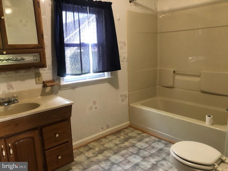 4582 Fort Valley Road Fort Valley, VA 22652 - Photo 27 of 37 Main level bathroom