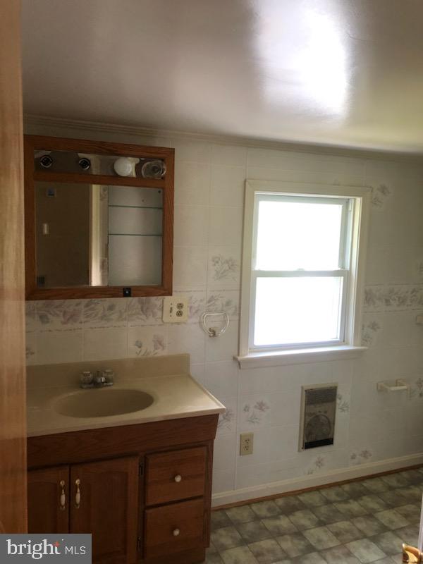 4582 Fort Valley Road Fort Valley, VA 22652 - Photo 36 of 37 upper level bathroom