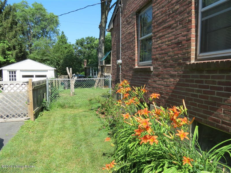 322 Biltmore Road Louisville, KY 40207 - Photo 17 of 19 Fenced Yard