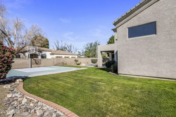 a view of a backyard