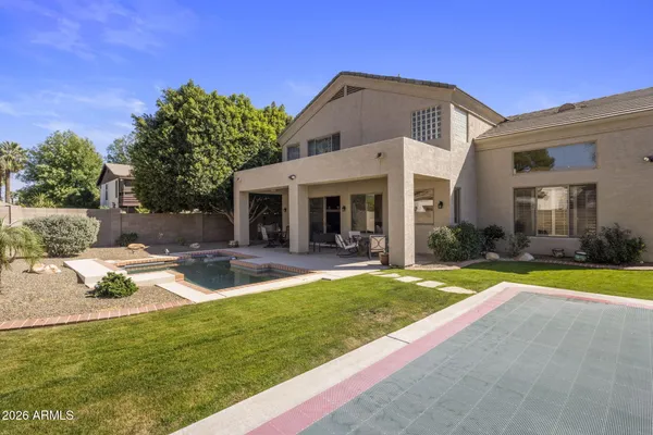 a view of a backyard