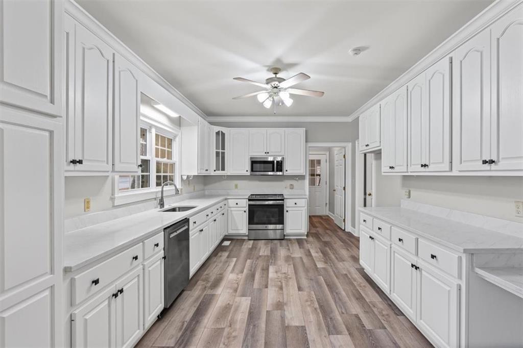 4003 Garden Lakes Parkway Rome, GA 30165 - Photo 3 of 20 a large kitchen with cabinets a sink and appliances