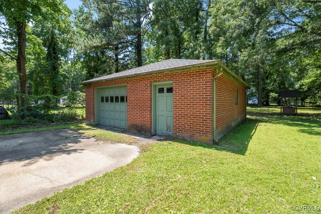43 Franktown Road Hampton, VA 23663 - Photo 11 of 47 Garage with driveway