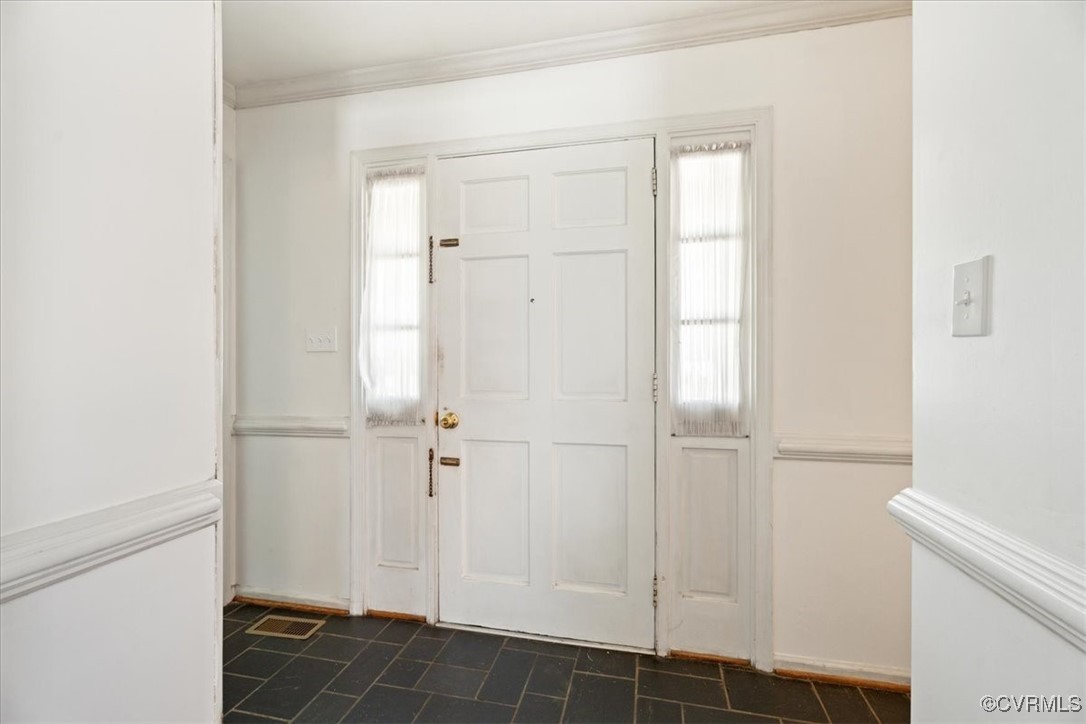 43 Franktown Road Hampton, VA 23663 - Photo 20 of 47 Foyer entrance with plenty of natural light and cr