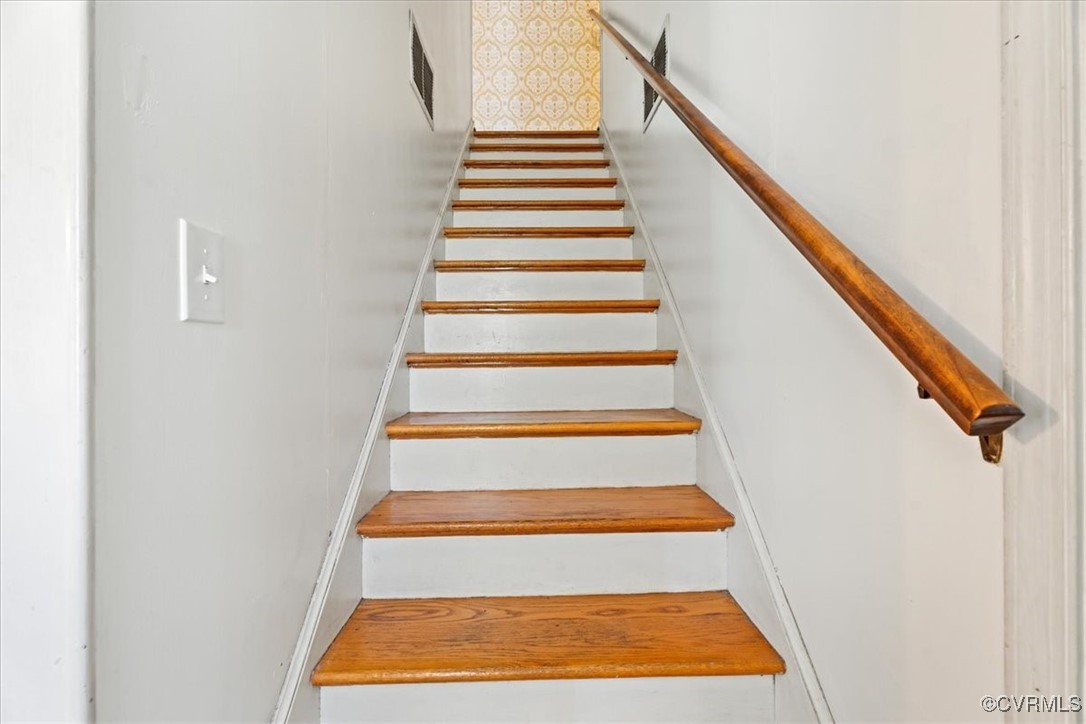 43 Franktown Road Hampton, VA 23663 - Photo 37 of 47 View of staircase
