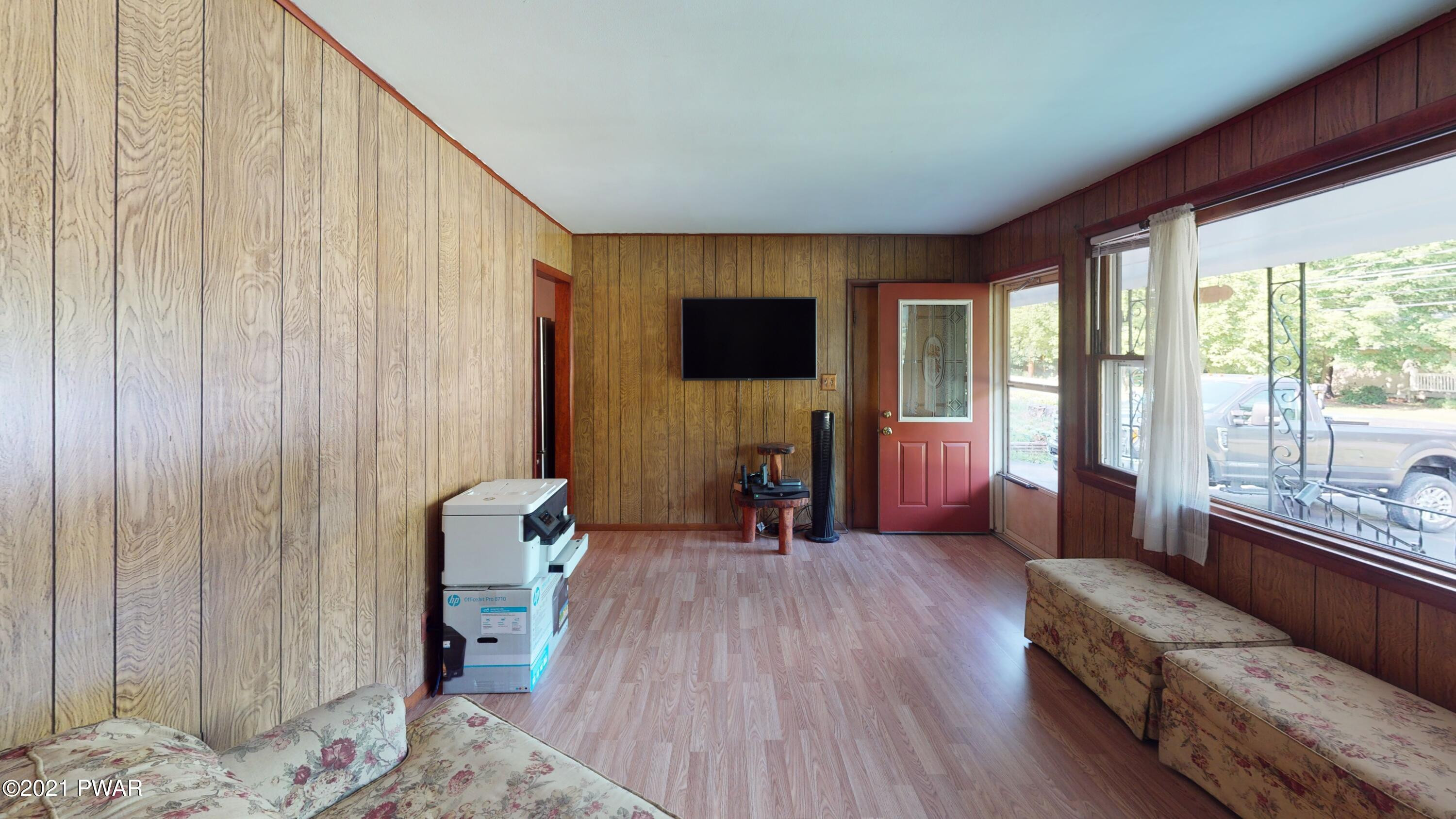 122 Moon Valley Road Milford, PA 18337 - Photo 5 of 41 Living Room