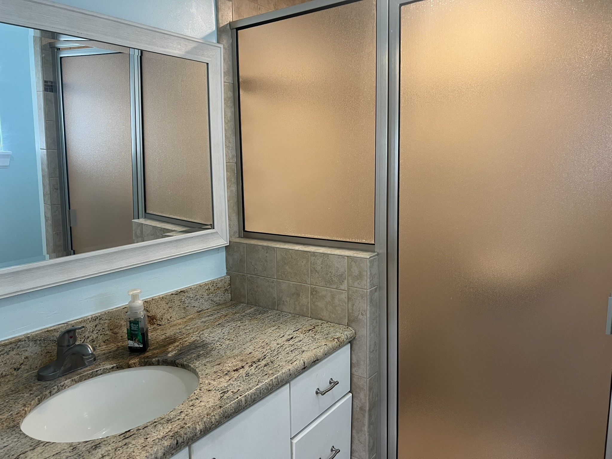 2605 Delafield Street Houston, TX 77023 - Photo 24 of 32 Another view of 2nd full bathroom
