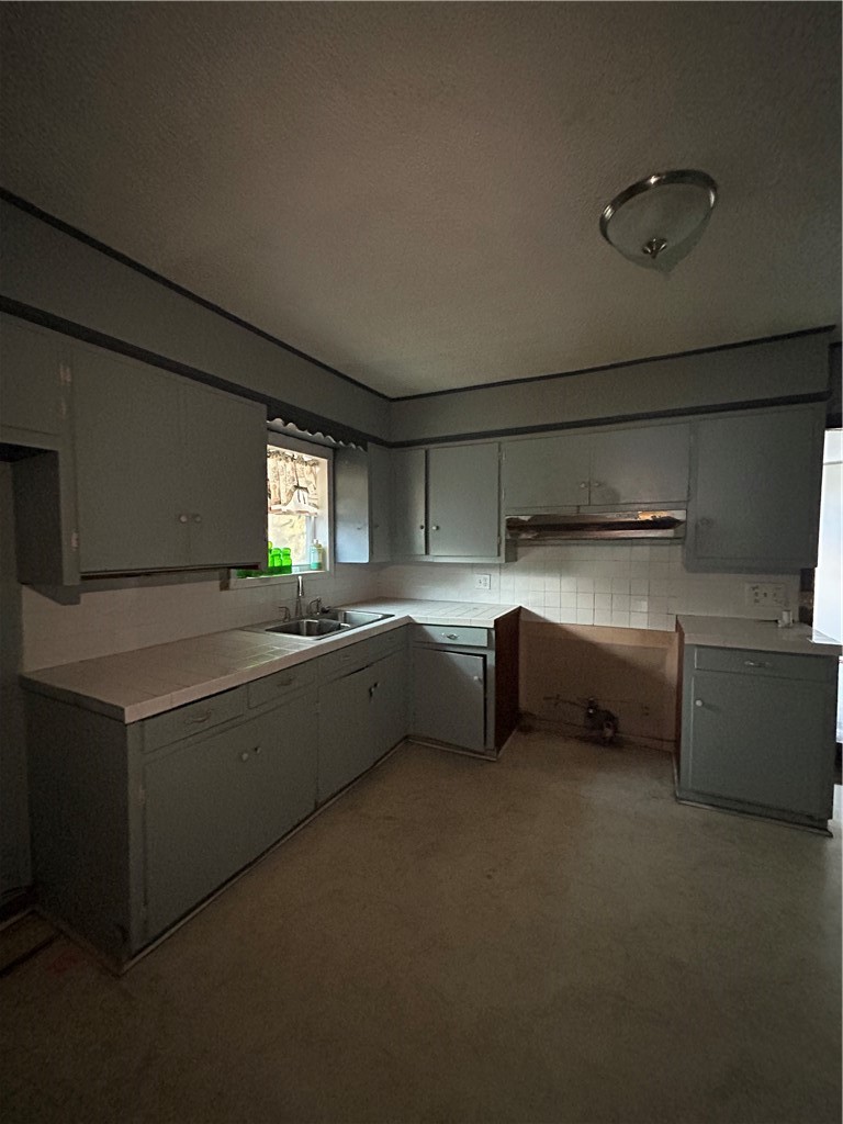 1041 East 5th Street Alice, TX 78332 - Photo 11 of 19 a kitchen with stainless steel appliances a sink dishwasher and a refrigerator